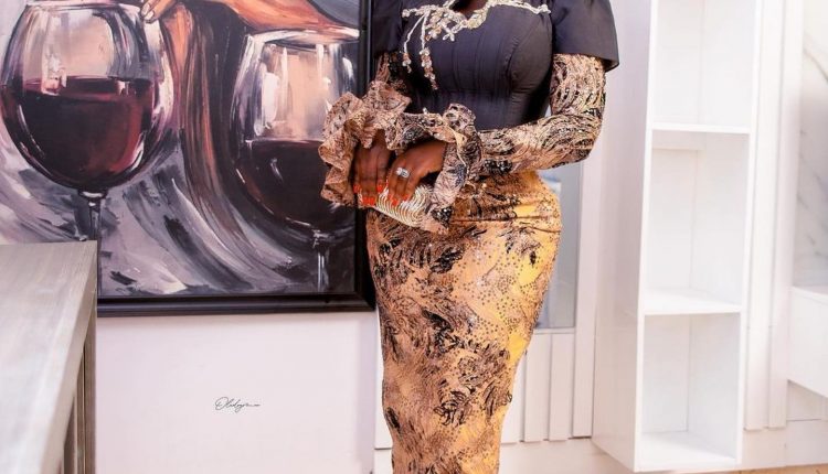 Latest Aso Ebi Styles 2023 For African Ladies (13)