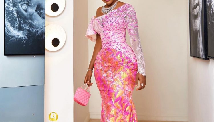 Stunning Aso Ebi Styles Dresses For Women 2023  (16)